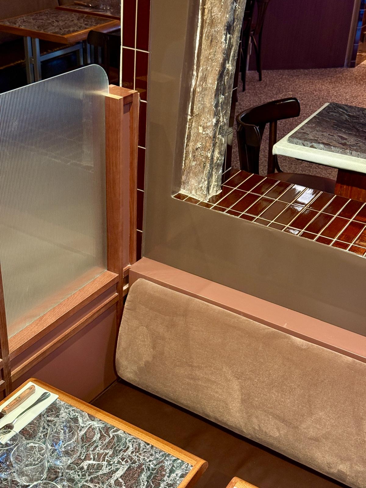 Banquettes en velours et tables en marbre de Monica, pizzeria historique à Saint-Germain-des-Prés
