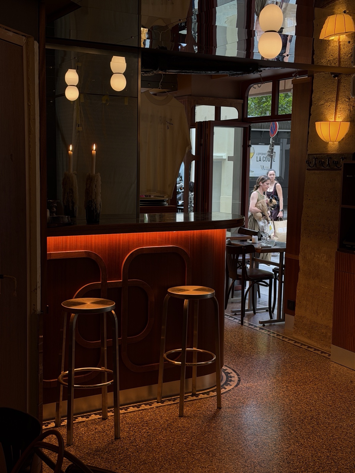 Le comptoir en acajou rétroéclairé de Monica le soir, tabourets et bougies, vue sur la rue Gozlin, Saint-Germain-des-Prés