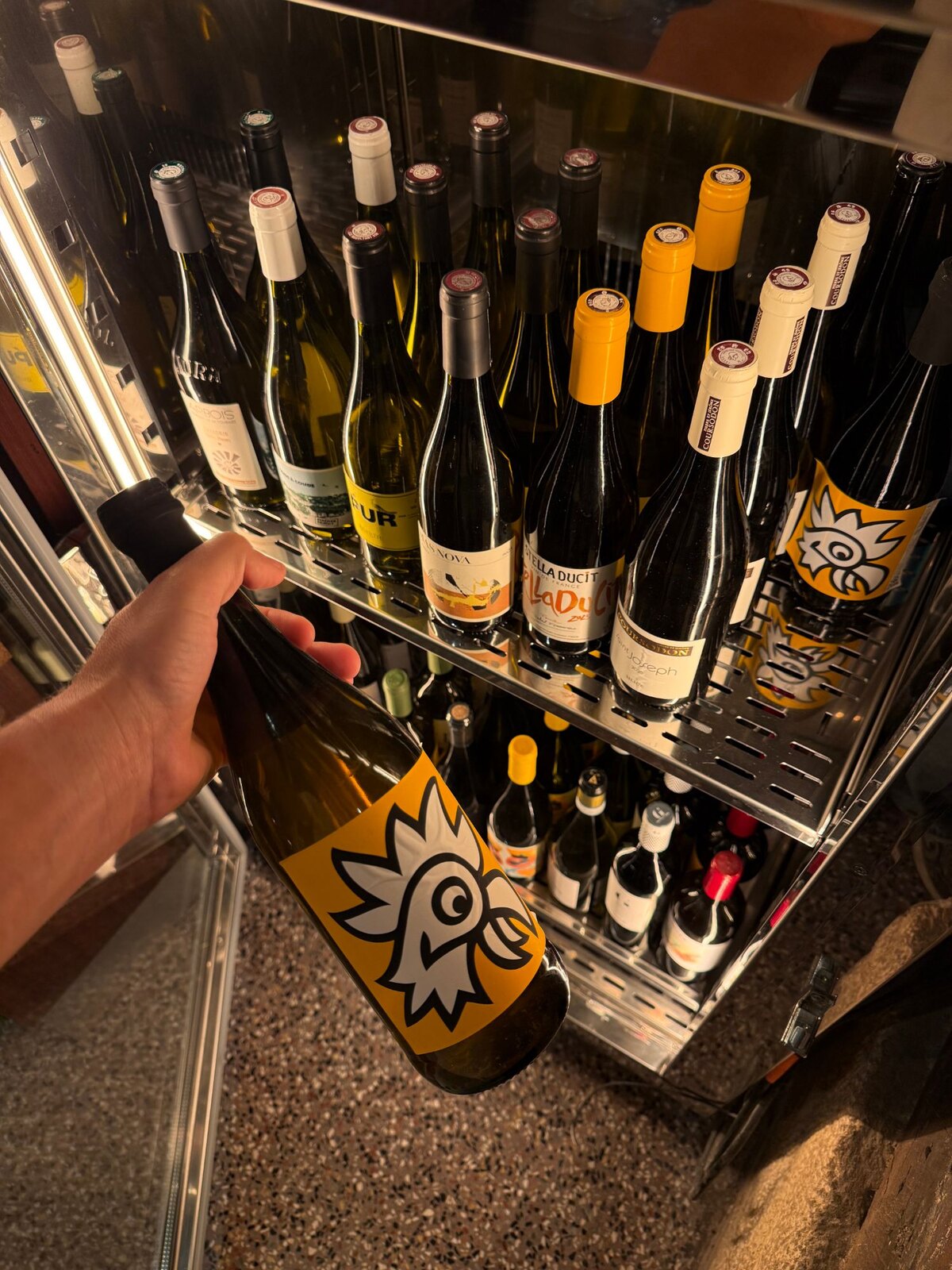 Une bouteille de vin nature choisie dans la cave à vins de Monica, Saint-Germain-des-Prés