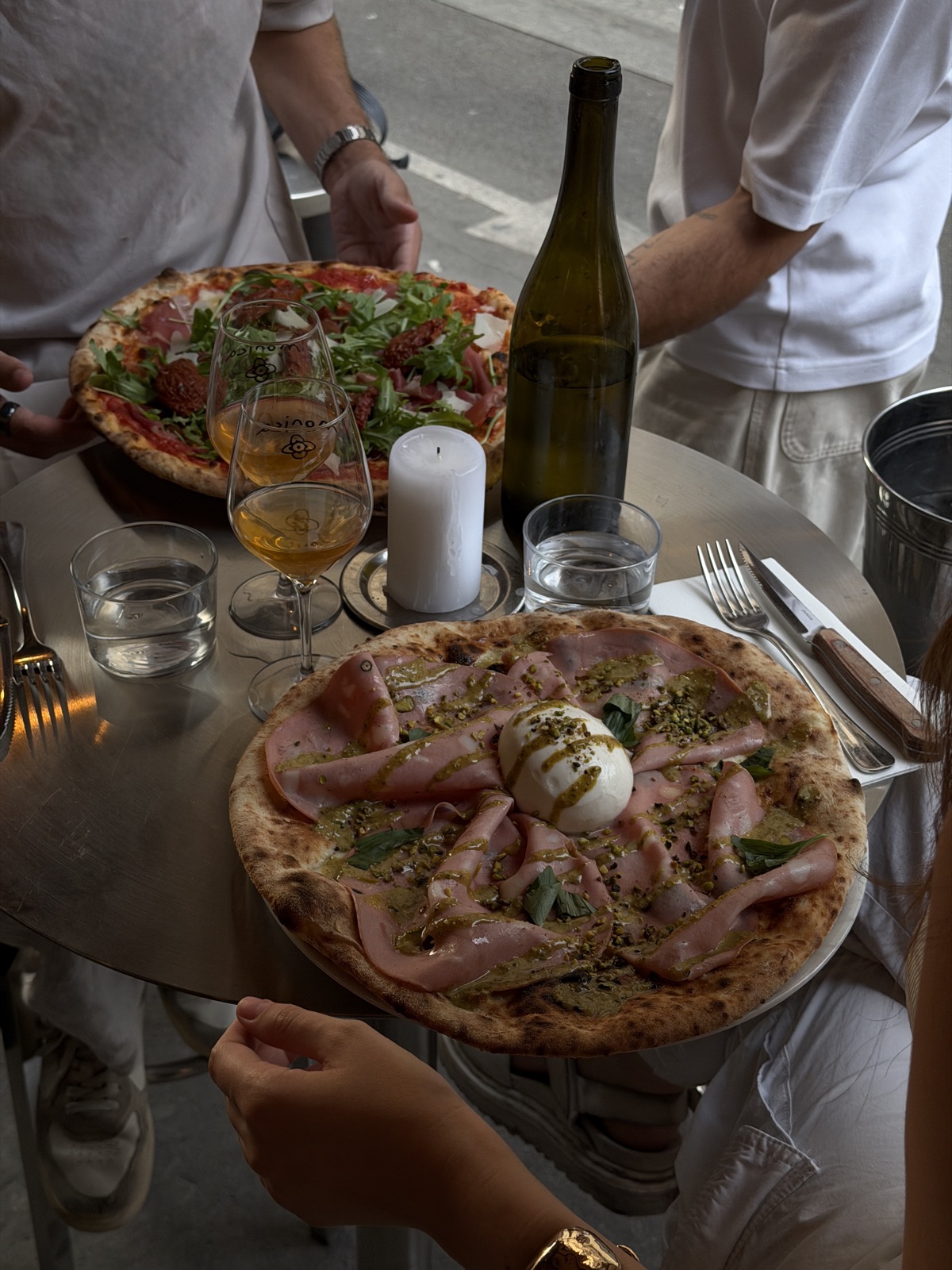 Deux pizze de Monica en terrasse : mortadelle-pistache-burrata et jambon-roquette, verre de vin orange, rue Gozlin, Paris 6e