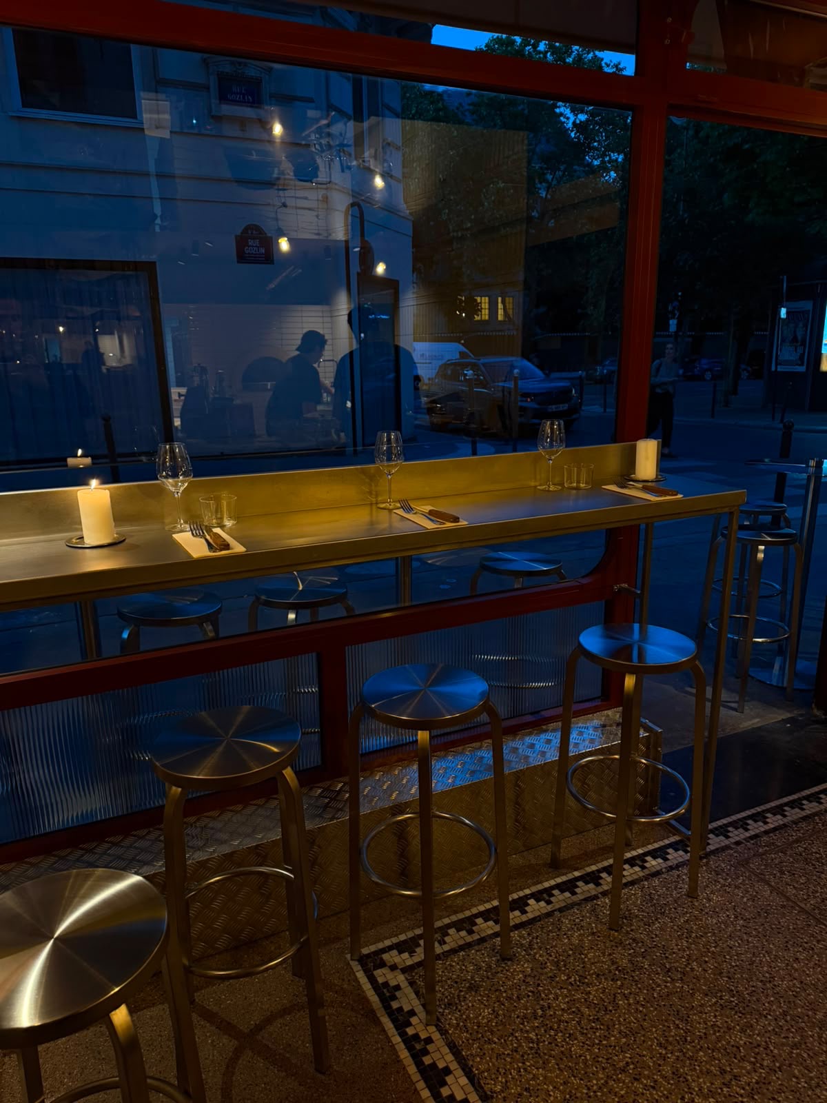 Le comptoir en vitrine de Monica le soir, bougies allumées, rue Gozlin, Saint-Germain-des-Prés